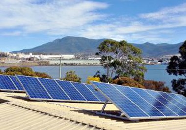 Plochý strešný nosič so solárnym panelom